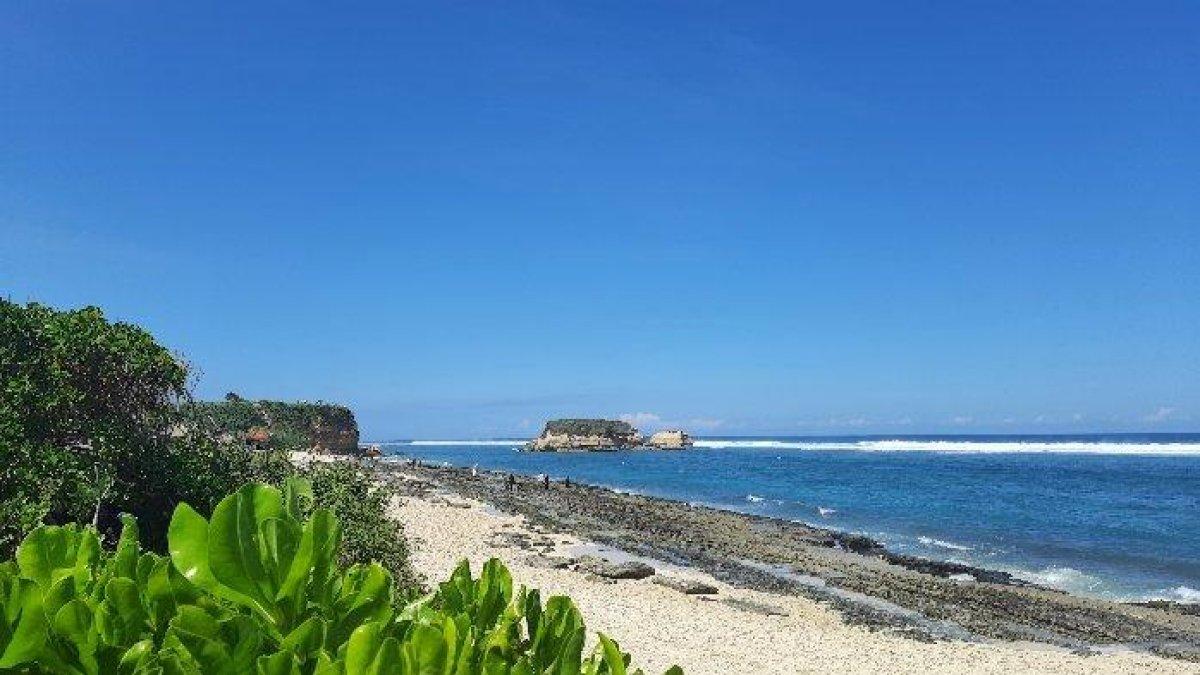 Tampak sepanjang pinggir pantai kura-kura.