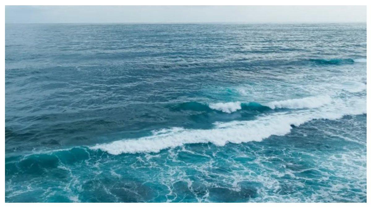 Keindahan laut di Pantai Mbuluk