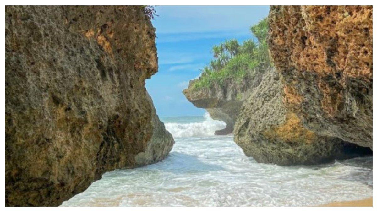 Salah satu spot foto yang ada di Pantai Mbuluk