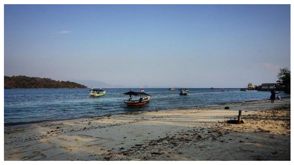 Suasana di Pantai Mutun