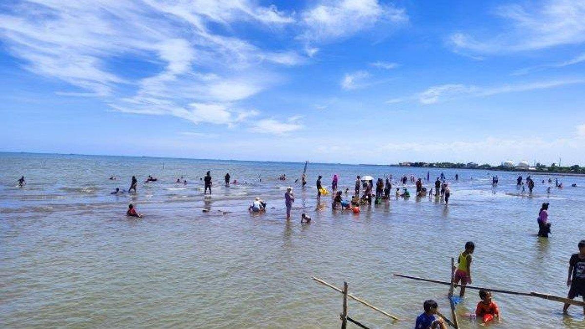 Para wisatawan saat menikmati susana di area Pantai Tirta Ayu di Desa/Kecamatan Balongan, Kabupaten Indramayu.