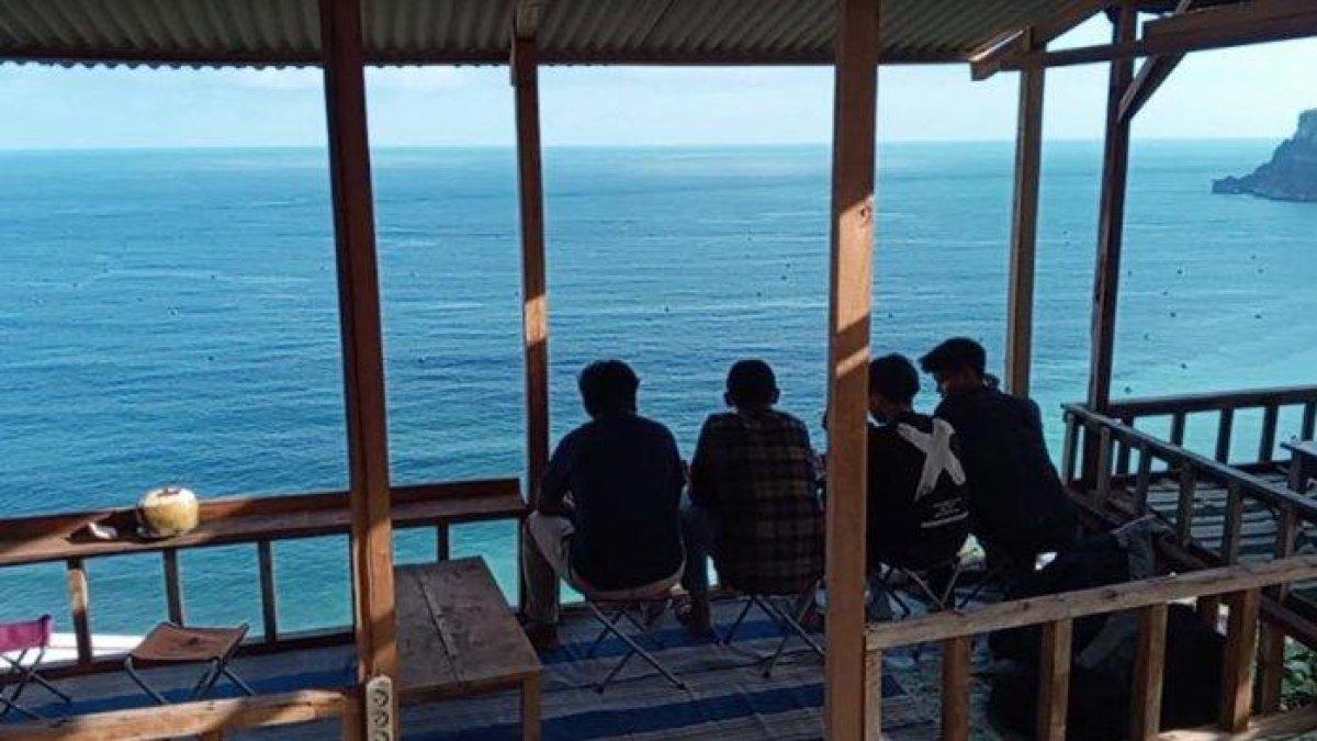 Pengunjung menikmati pemandangan dari atas Tebing Pantai Sine Desa Kalibatur, Kecamatan Kalidawir, Kabupaten Tulungagung.