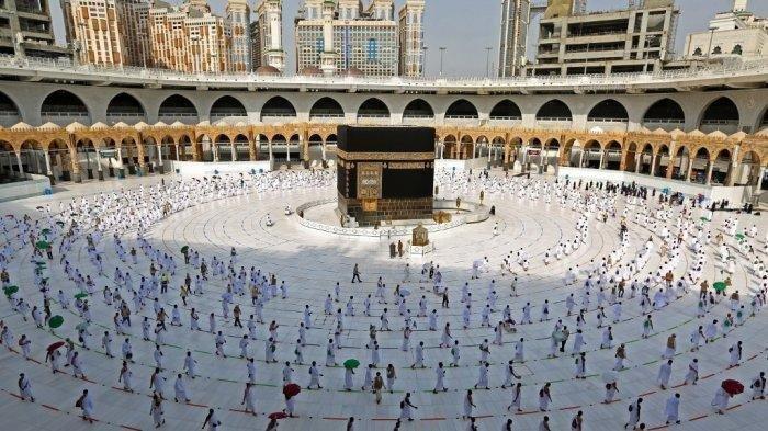 Para jamaah yang berkeliling di sekitar Ka'bah, tempat suci paling suci di Masjidil Haram di kota suci Saudi, Mekah.