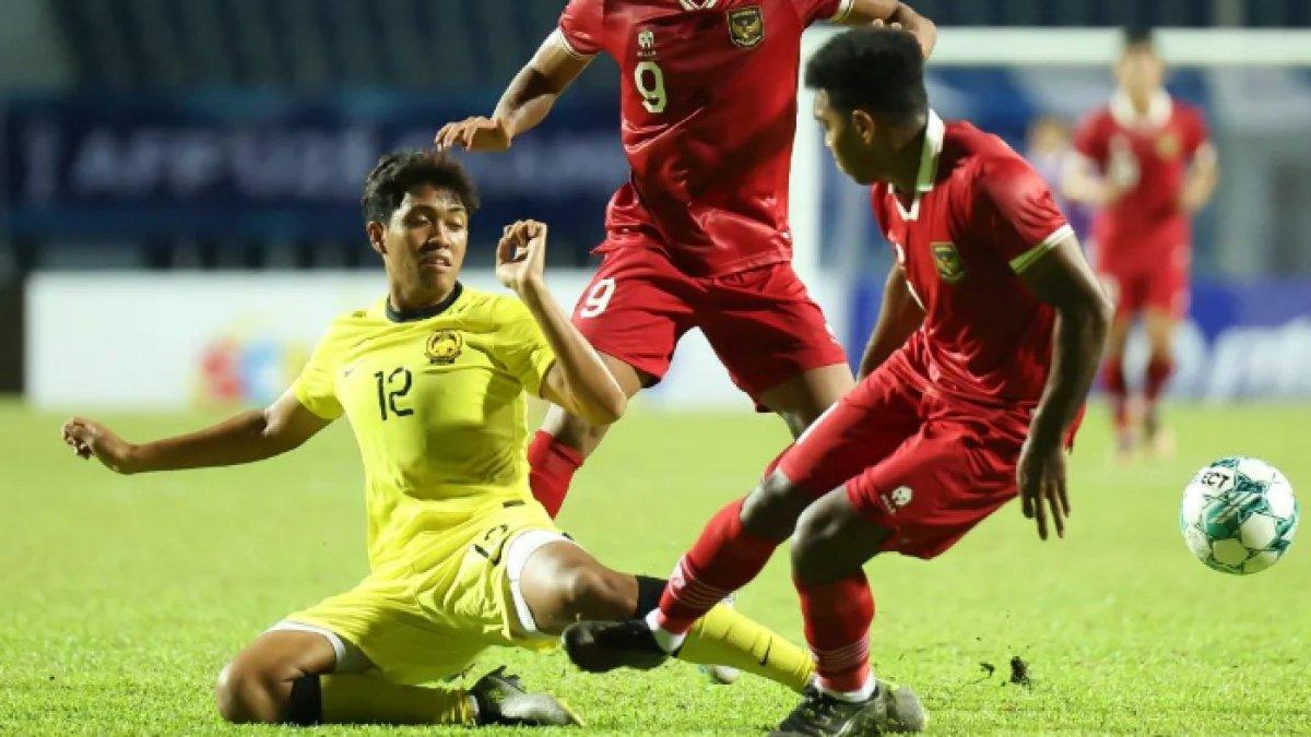 Para pemain Timnas Indonesia berjibaku merebut bola.
