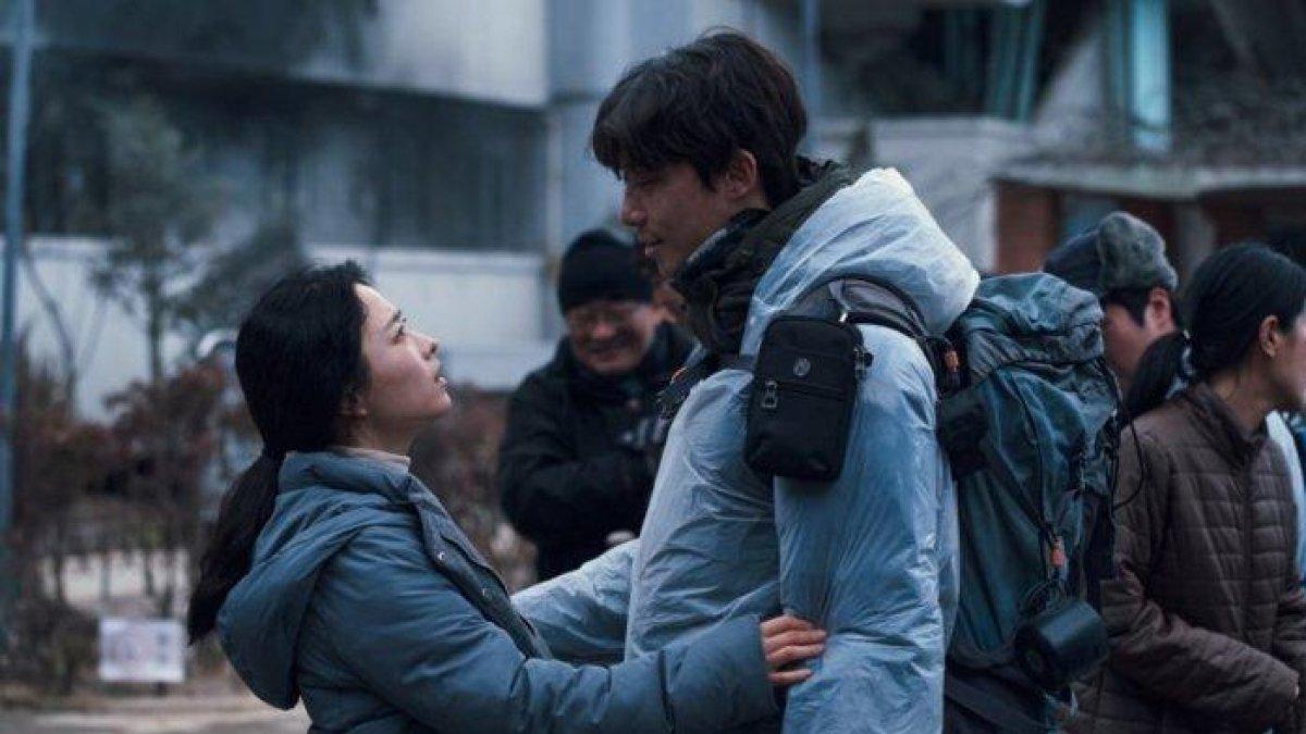 Park Bo Young dan Park Seo Joon di film Concrete Utopia.