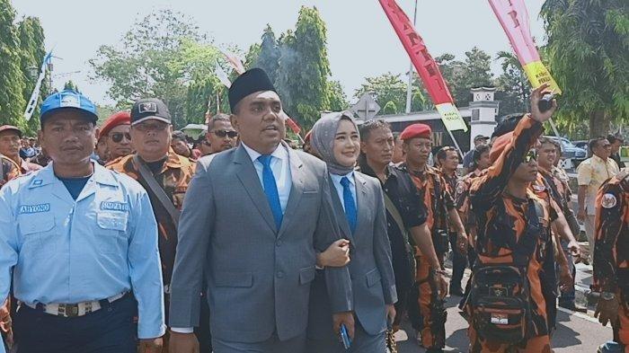 Pasangan anggota DPRD Candra Saputra dan Shinanta Previta bagi uang ke para pendemo
