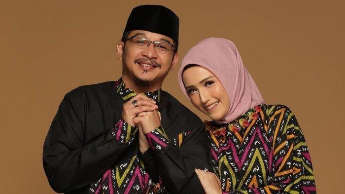 Pasha Ungu dan istrinta Adelia.