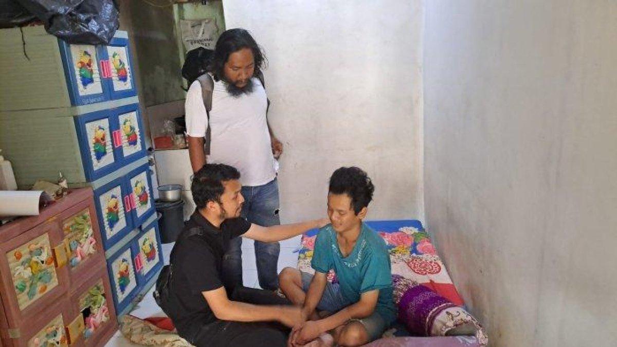 Polisi menangkap SMY (kaus biru), pemuda yang membakar karpet Masjid Jami Al Falah di Jalan Sunter Kemayoran, RT 004 RW 002 Kelurahan Sunter Jaya, Tanjung Priok, Jakarta Utara, Rabu (24/1/2024) malam kemarin.