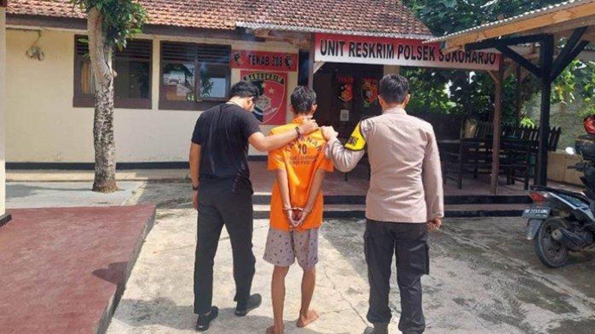 TB (23) warga Pekon Adiluwih, Kecamatan Adiluwih, Kabupaten Pringsewu ditangkap aparat Polsek Sukoharjo setelah menipu korbannya untuk bermain judi online slot
