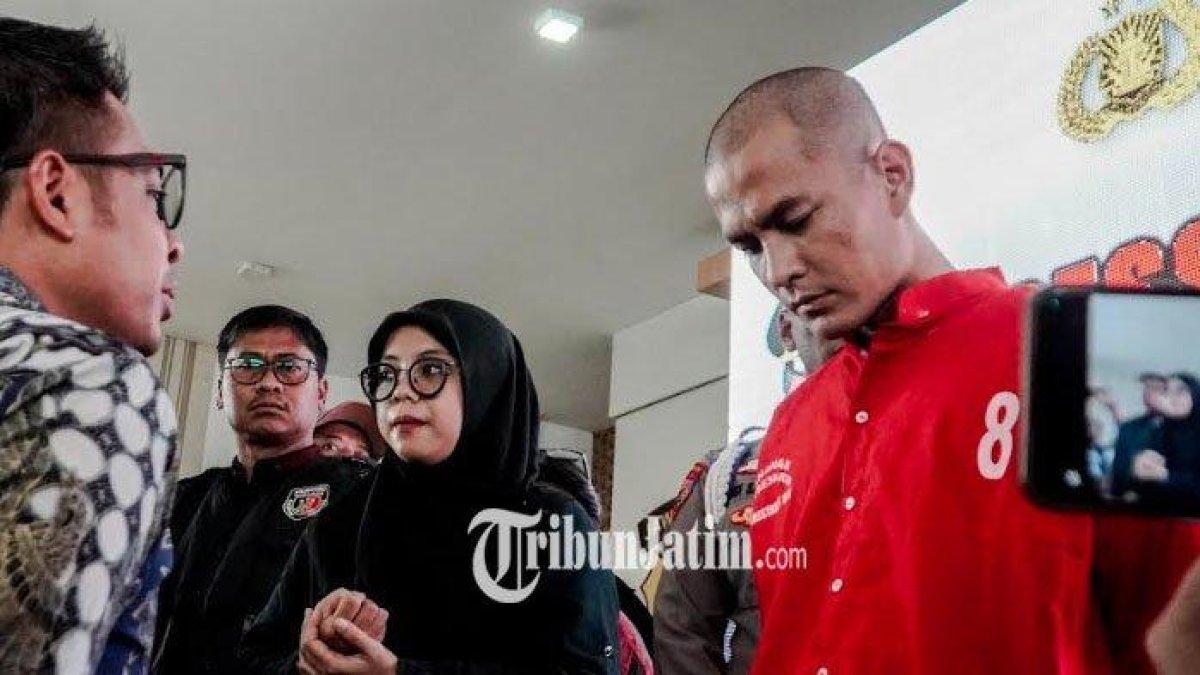 Rizki (baju merah) menundukkan kepala ketika diintrogasi kasatreskrim Polrestabes Surabaya dalam kasus tewasnya bayi mirip kasus Dante