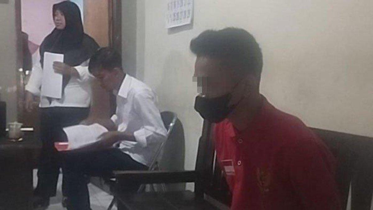 Saiful (24), pelaku pencabulan anak di bawah umur saat diamankan di Kantor Satreskrim Polres Pamekasan, Madura, Senin (31/7/2023).