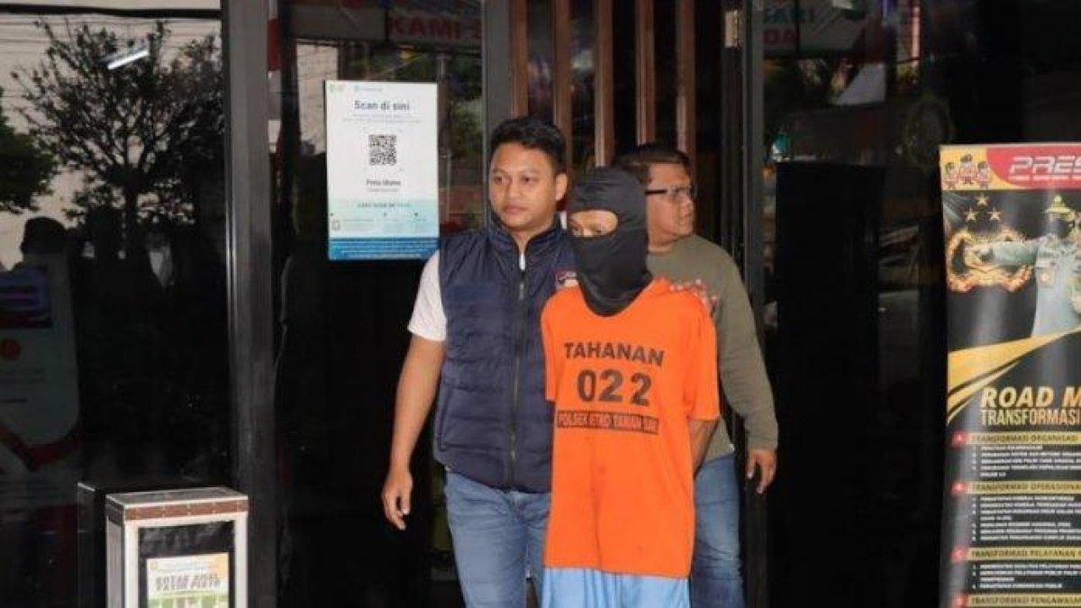 Seorang penjaga indekos di kawasan Tamansari, Jakarta Barat berinisial DS (55) ditangkap polisi lantaran mencabuli seorang bocah berusia 11 tahun.