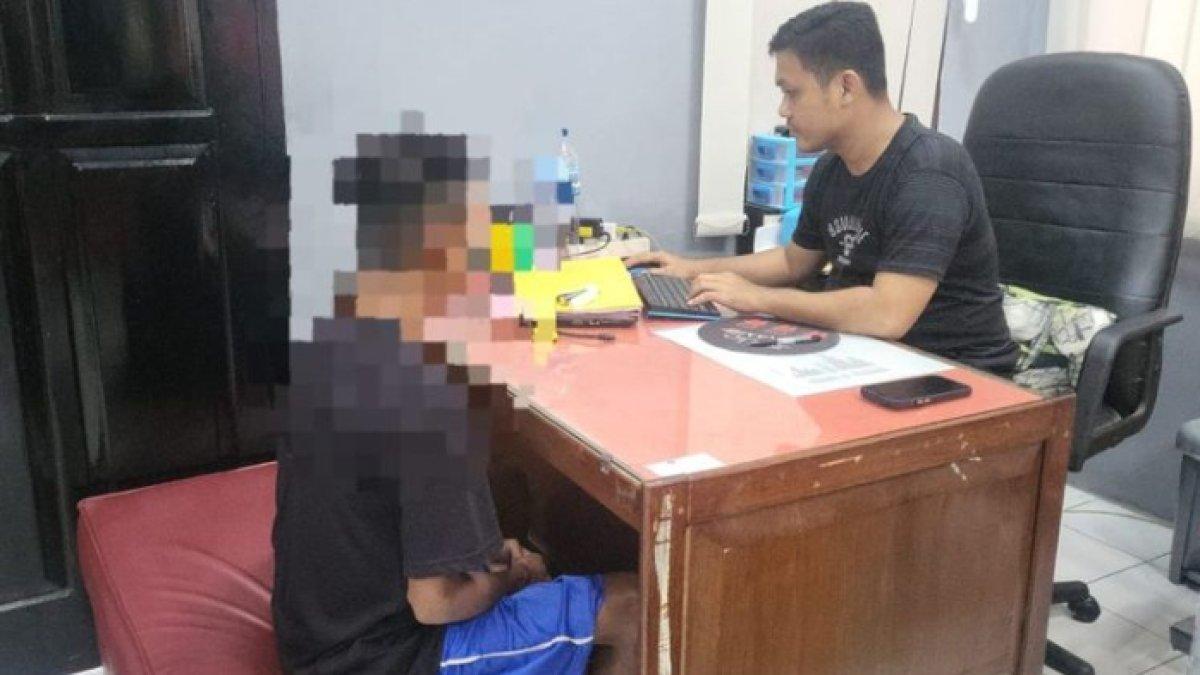 RD (19) remaja asal Kota Gorontalo saat menjalani pemeriksaan polisi di Mapolresta Gorontalo Kota. Ia diduga menyebarkan video yang berisi adegan asusila dengan mantan kekasihnya karena jengkel ditolak berhubungan badan