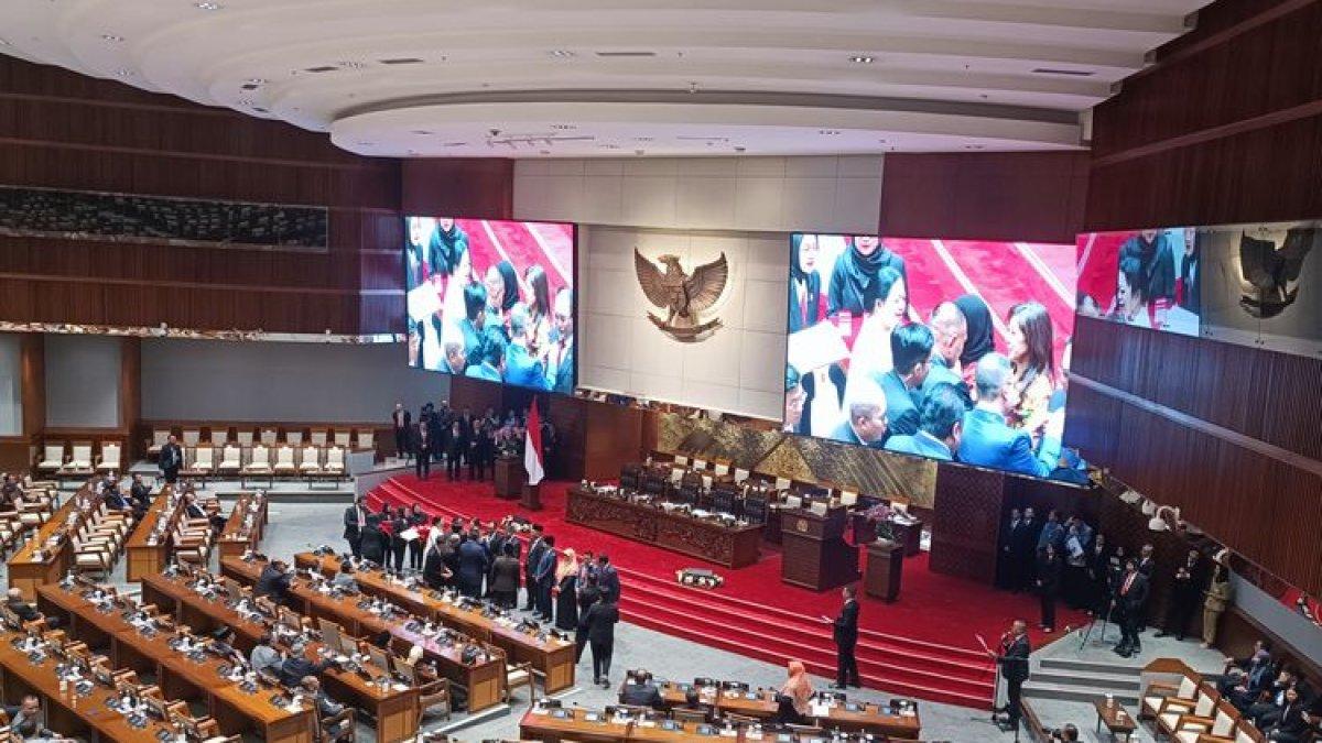 Momen pimpinan DPR RI memberikan penghargaan pin kepada perwakilan fraksi di DPR RI, Jakarta, Senin (30/9/2024).