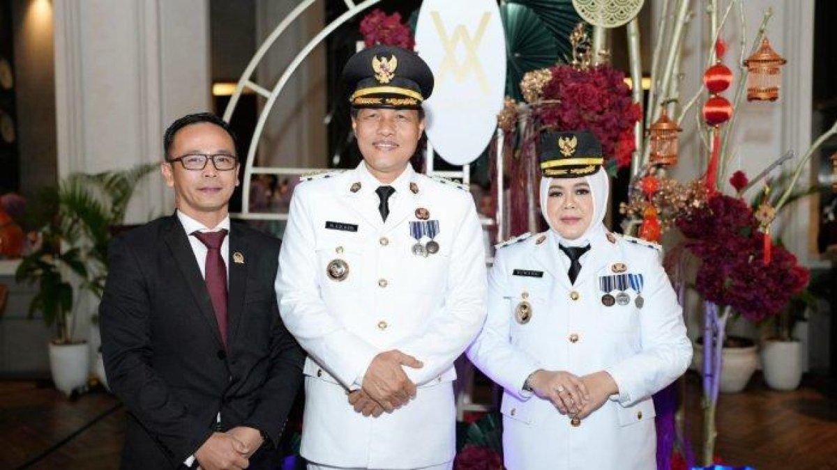 BUPATI DILANTIK - (Dari kiri ke kanan) Ketua DPRD Muara Enim Deddy Arianto Sutopo SPd, Bupati Muara Enim H Edison SH MHum dan Wakil Bupati Muara Enim Ir Hj Sumarni MSi.