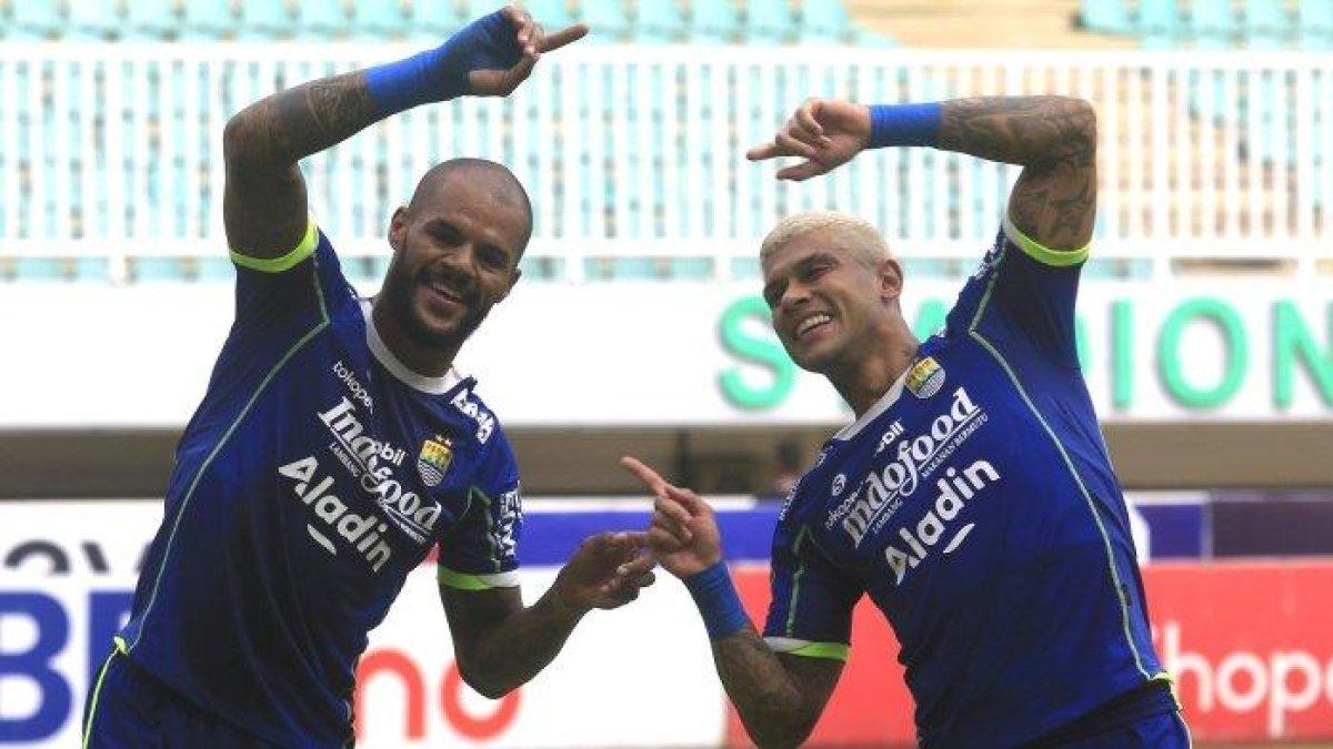Pemain Persib Bandung David da Silva (kiri) bersama Ciro Alves meluapkan ekspresinya setelah mencetak gol ke gawang Borneo FC saat pertandingan Liga 1 2023 di Stadio Pakansari, Cibinong, Kabupaten Bogor, Kamis (26/1).