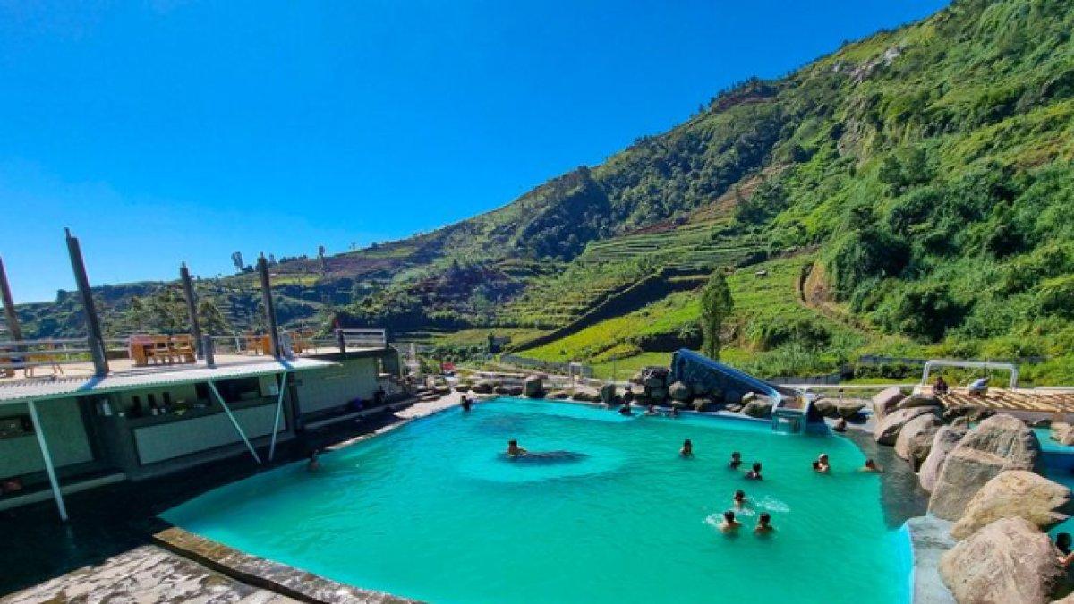 WISATA SERU - Potret pemandian air hangat Banyu Alam disadur dari Kompas.com pada Jumat (18/4/2025). Wisata tersebut berada di Dieng, Jawa Tengah.