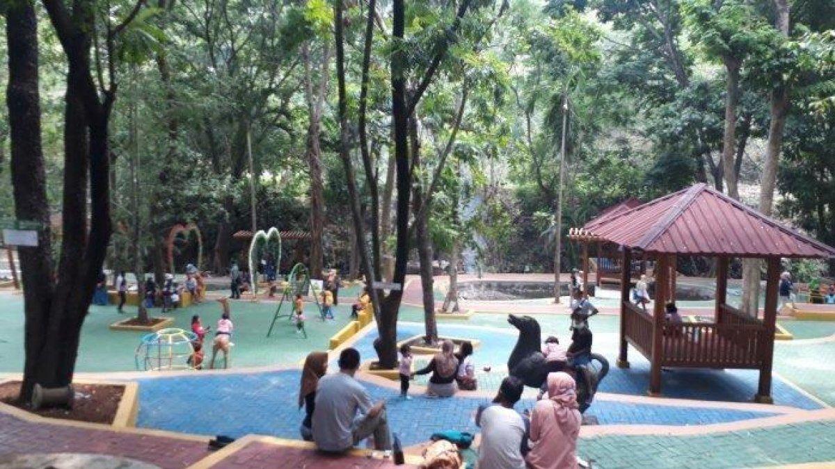 PEMANDIAN AIR PANAS - Wisatawan sedang menikmati liburan di pemandian air panas bayanan, Desa Jambeyan, Kecamatan Sambirejo, Sragen pada Minggu (8/11/2020).