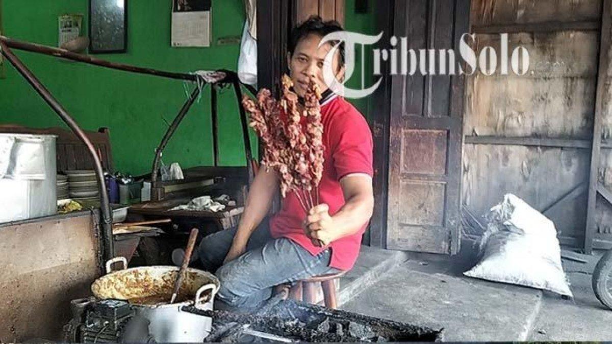 SATE VIRAL KLATEN - Proses pembakaran daging kambing di warung sate kambing Tali Roso Klaten.