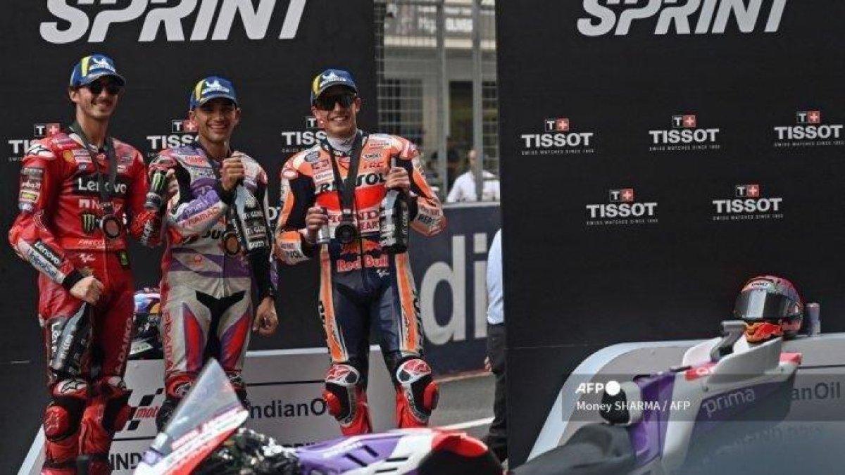 Pembalap Prima Pramac Racing asal Spanyol Jorge Martin (tengah), pembalap Tim Ducati Lenovo asal Italia Francesco Bagnaia (kiri) dan pembalap Repsol Honda asal Spanyol Marc Marquez berpose di podium pada akhir sprint race Grand MotoGP Jepang.