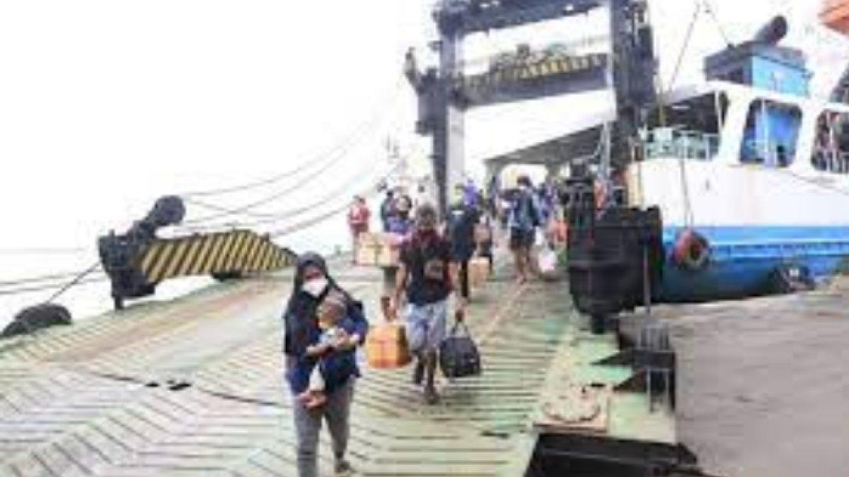 Pemudik naik kapal laut