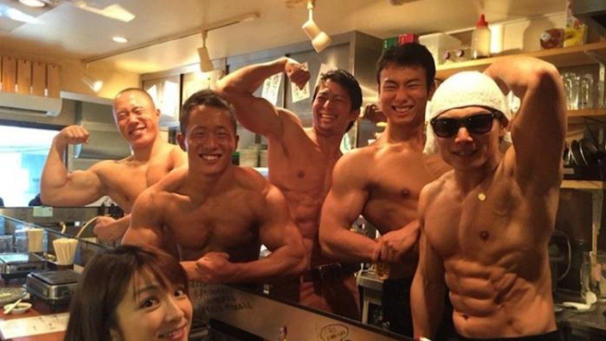 Penampakan Restoran Macho di China yang menawarkan aksi panas dari pria-pria bertubuh kekar.