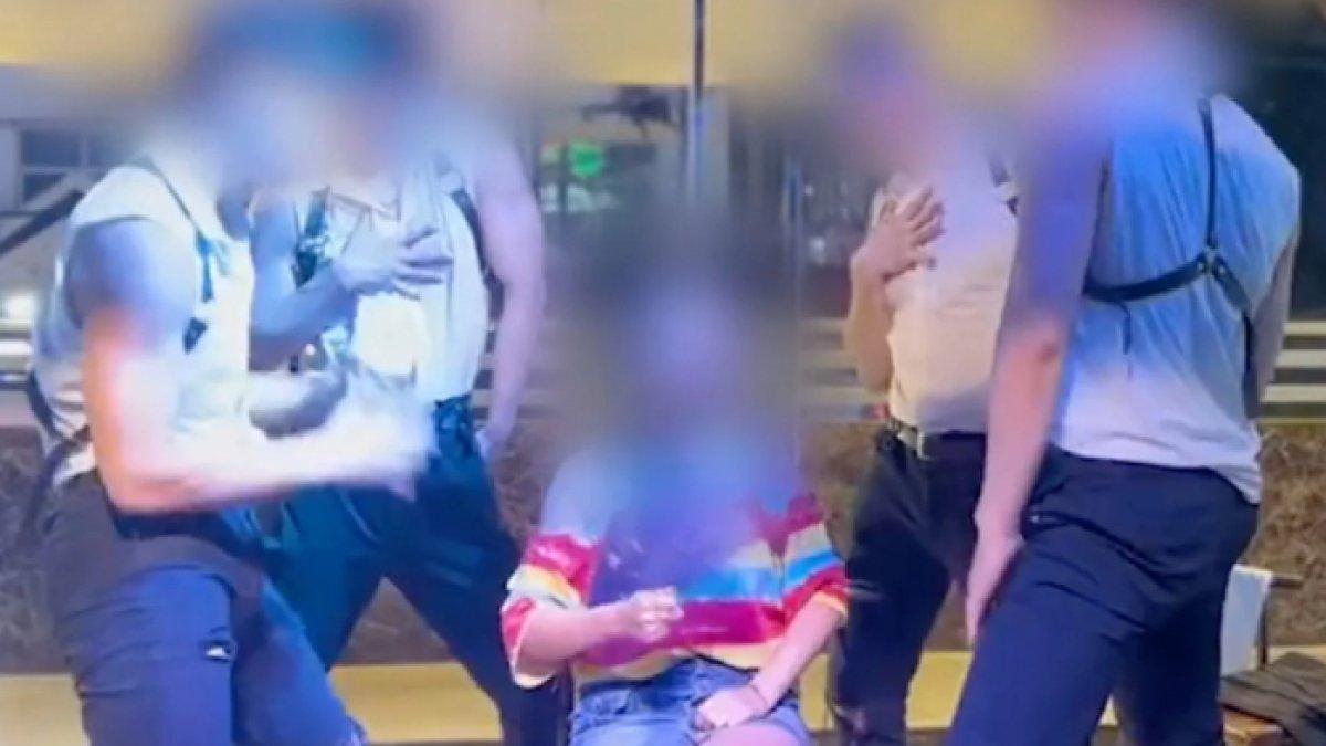 Penampakan Restoran Macho di China yang menawarkan aksi panas dari pria-pria bertubuh kekar.