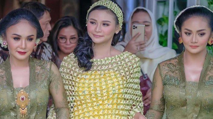 Penampilan Krisdayanti dan Yuni Shara Saat Berjualan Dawet di Acara Siraman Sang Adik Jelang Menikah