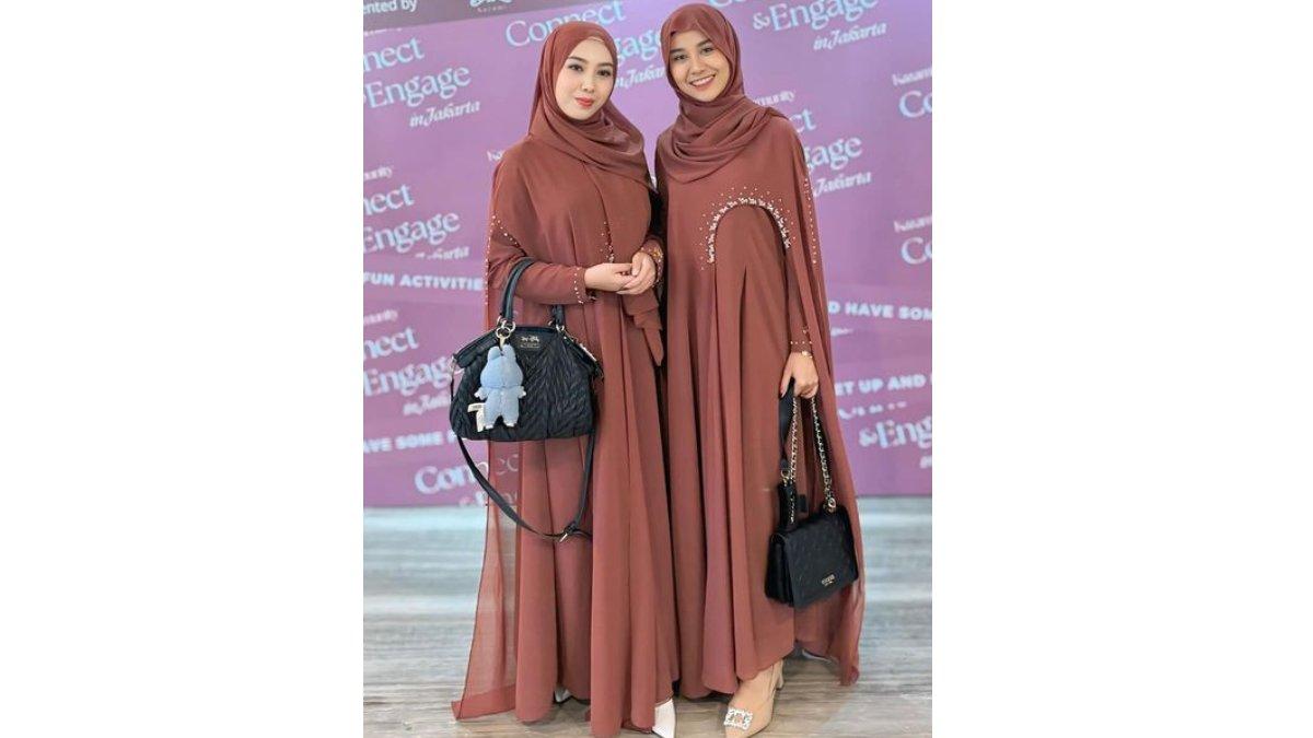 Penampilan Mayang Lucyana saat memakai hijab.