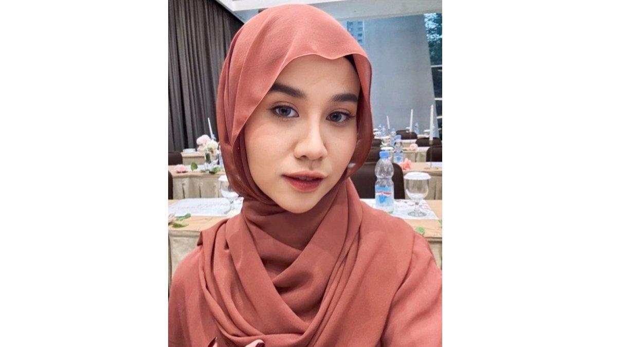 Penampilan Mayang Lucyana saat memakai hijab.