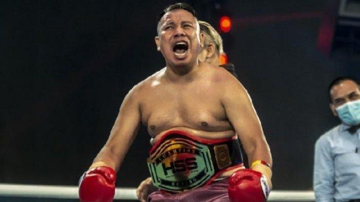 Penampilan Vicky Prasetyo di atas ring tinju.