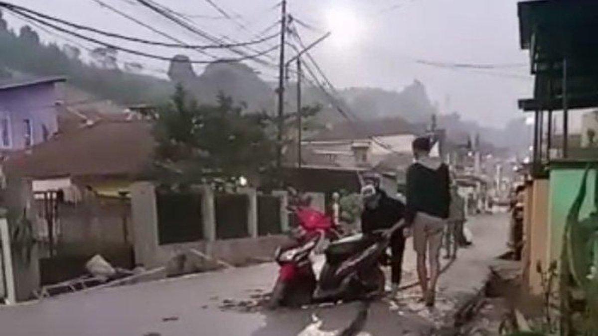 Pengendara sepeda motor viral karena nekat terobos jalan yang masih basah