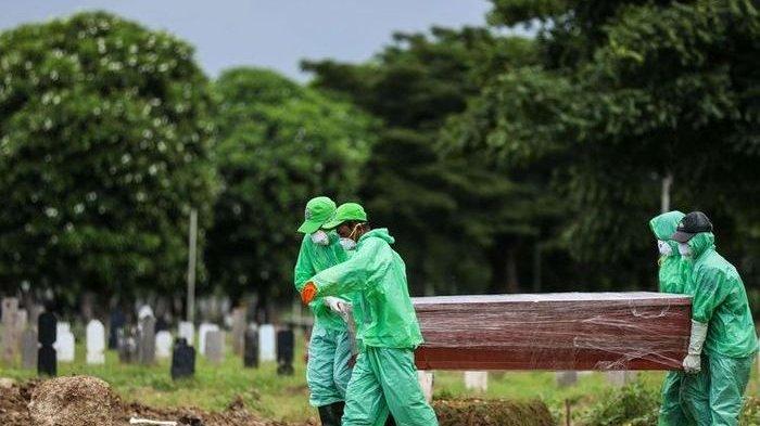 Penggali Kubur Jenazah Covid-19.