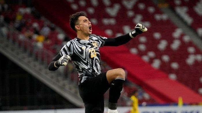 Penjaga gawang Timnas Indonesia, Nadeo Argawinata melakukan selebrasi di laga melawan Malaysia dalam Piala AFF 2020.