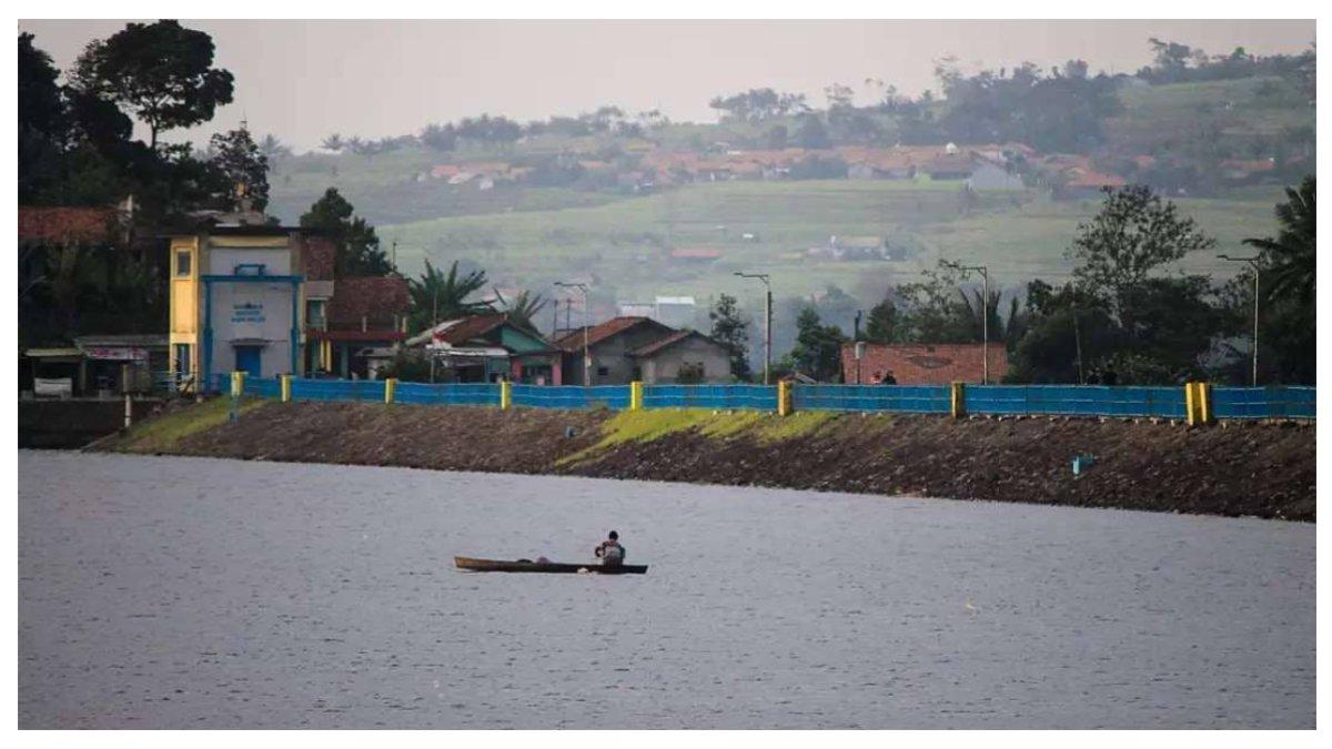 Suasana waduk penjalin