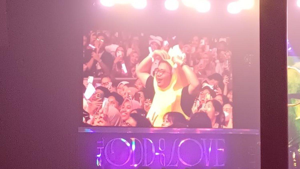 Penonton konser The Odd of Love Taeyeon SNSD yang memakai kostum pisang dan di-notice, di ICE, BSD, Tangerang Selatan, Sabtu (22/7/2023).