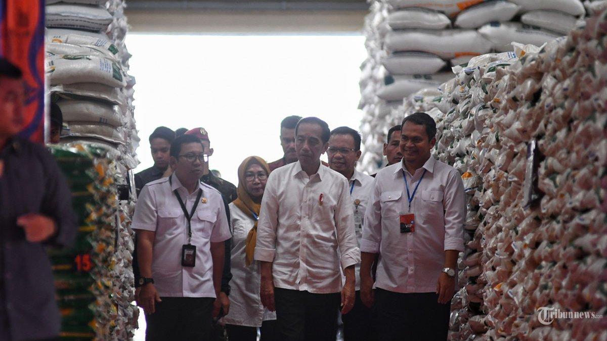 Presiden Joko Widodo (tengah) didampingi Kepala Badan Pangan Nasional (Bapanas) Arief Prasetyo Adi (kiri) meninjau gudang Badan Urusan Logistik (Bulog) Cabang Malang, Jawa Timur, Kamis (14/12/2023).
