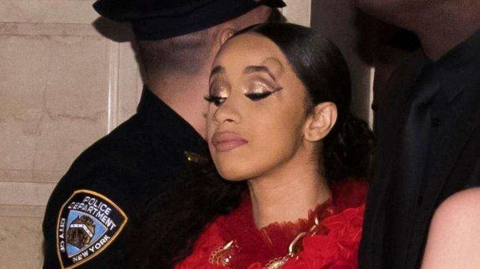 Penyanyi Cardi B bersama New York Police Department (NYPD)