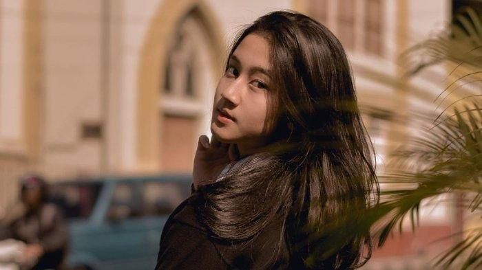 SOSOK KEISYA LEVRONKA - Keisya Levronka diduga tengah jalin kedekatan dengan Nyoman Paul. Ia terpantau hadir menonton Nyoman Paul main voli.