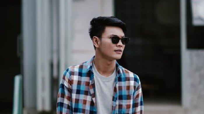 Penyanyi sekaligus musisi Tri Suaka merilis single terbarunya berjudul