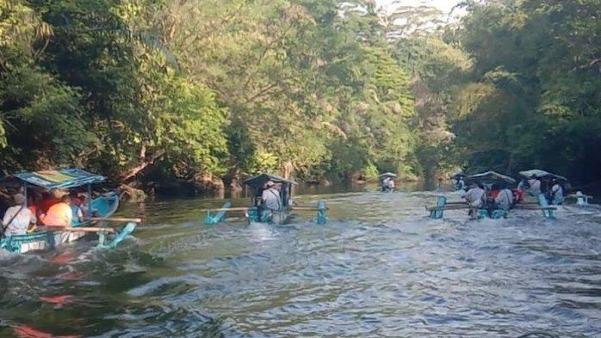 Sejumlah perahu di Green Canyon Pangandaran, Jawa Barat, mengantar wisatawan menyusuri sungai.