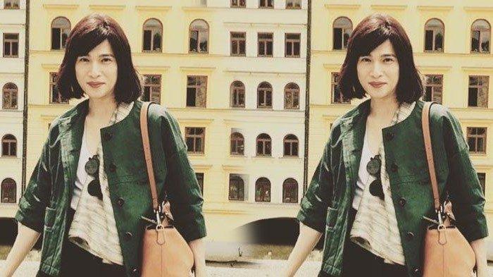 Perancang busana Oscar Lawalata