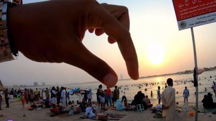 Perempuan Arab Saudi saat berenang di pantai pakaiaan serba tertutup.