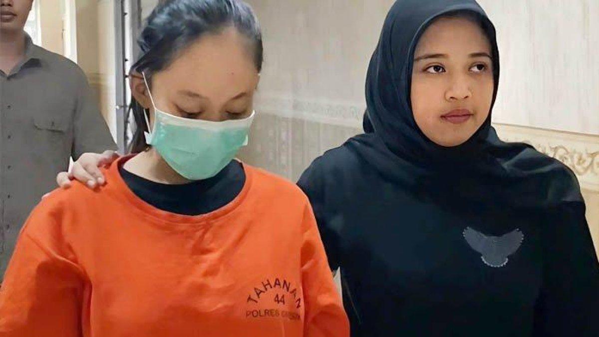 IBU PEMBUANG BAYI - JC (23) perempuan pekerja pabrik yang tega membuang bayinya sendiri, saat dikeler di Mapolres Gresik pada Kamis (24/4/2025). Perempuan asal Kecamatan Pucuk, Kabupaten Lamongan, Jawa Timur ini melahirkan bayinya seorang diri dalam kamar mandi.