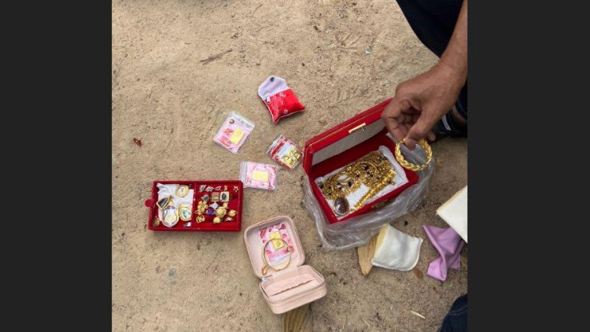 perhiasan emas dibuang ke sampah, dipungut kolektor.l