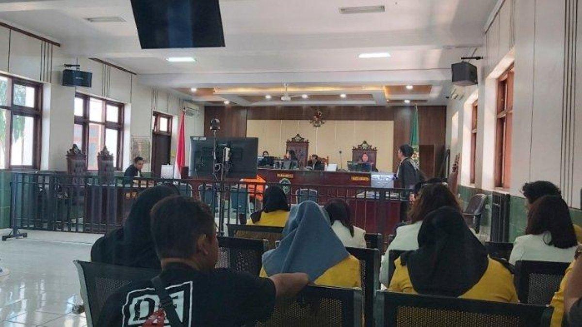 Momen persidangan terdakwa ZA (70) yang dilaporkan oleh anaknya KT (40) atas kasus KDRT di Pengadilan Negeri (PN) Tegal Kelas IA Tegal, Senin (5/2/2024).