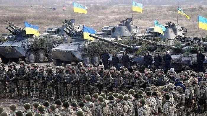 Personel militer Ukraina ambil bagian dalam latihan perang di Zhytomyr.