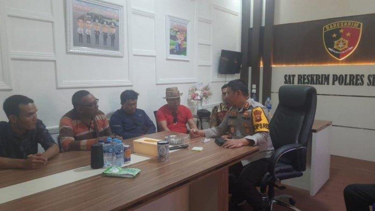Perwakilan pihak keluarga almarhum YFY mendatangi Mapolres Sintang, Jumat 21 Juli 2023. Merek mencari fakta sebenar-benarnya terkait penyebab kematian gadis berusia 17 tahun tersebut.