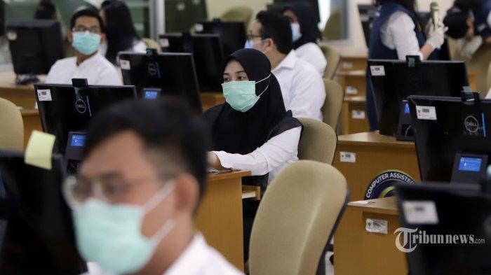 Peserta mengikuti seleksi kompetensi bidang (SKB) CPNS Kemenkumham di kantor Bandan Kepegawaian Negara, Jakarta, Rabu (2/9/2020).