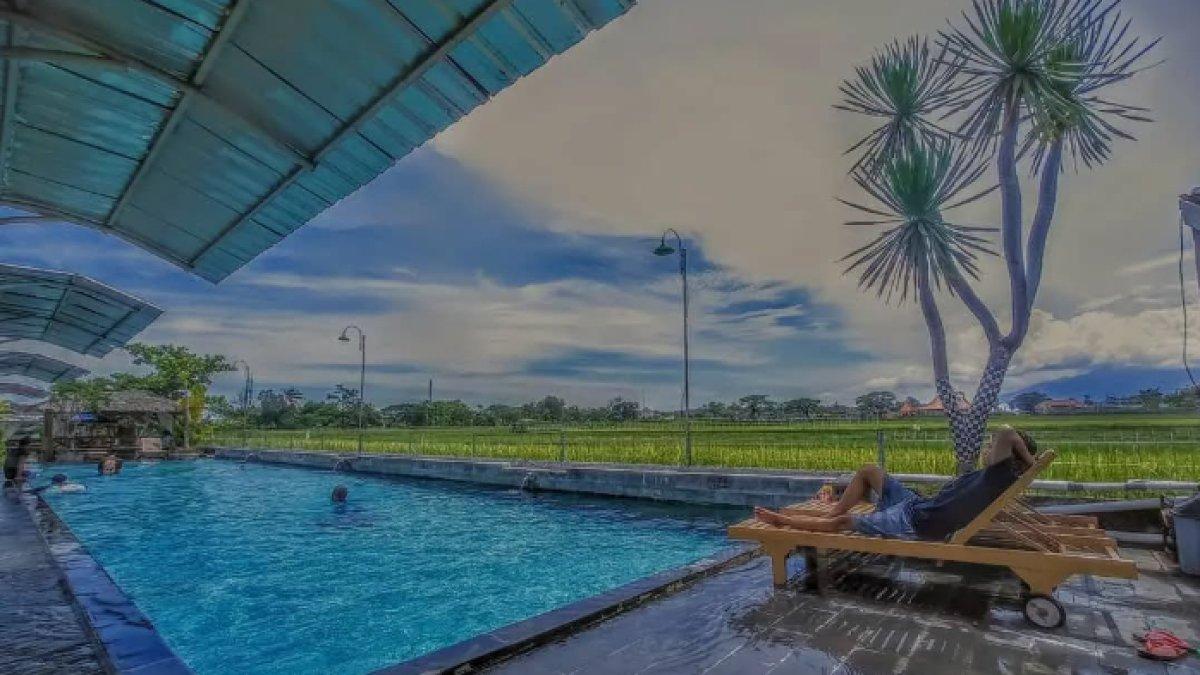 OBYEK WISATA KLATEN: Pengunjung tampak bersantai di Kolam Renang Pesona Alam Tirta, yang dikelilingi oleh hamparan sawah hijau